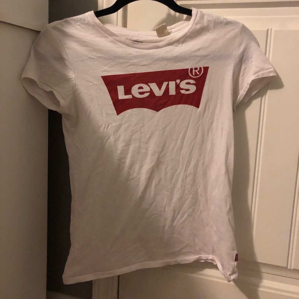 White Levi’s t shirt